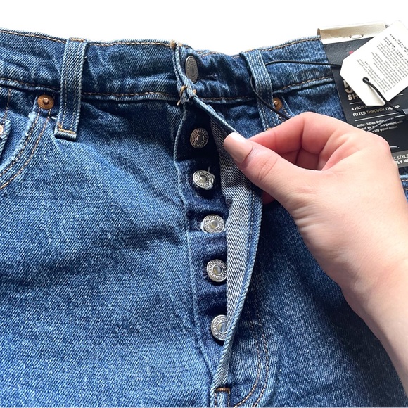 NWT Levi's 501 Original High Rise Women's Shorts Salsa Halfway Medium Wash 31 - Picture 8 of 9